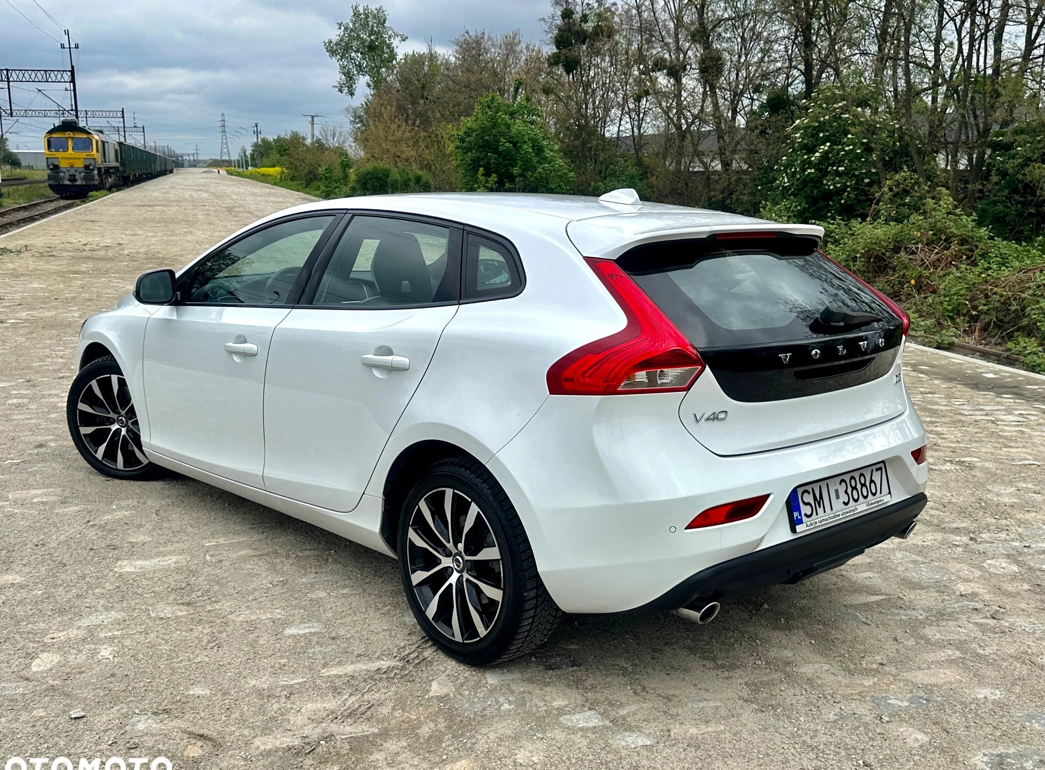 Volvo V40 cena 57800 przebieg: 230000, rok produkcji 2018 z Wrocław małe 781